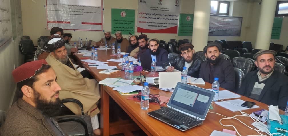 کونړ ولايت کې د افغاني سرې میاشتې ټولنې له لورې د ختیځ او جنوب لويديځ مرکزي زونونو مالي، اداري او د عوایدو مدیرانو ته اووه ورځنی ورکشاپ پای ته ورسیدلو!  نن شنبه، د جمادی الثانی په ۶مه، د ختیځ ﺯون؛ (ننګرهار ، کونړ ، لغمان ، او نورستان ) ولايتونو ، او جنوب لوېديځ مرکزي زونونو مالي او اداري، او د عوایدو مدیرانو ته د نړیوال فدراسیون په مالي مرسته او د عوايدو عمومي مدير محترم عبدالبشیر، د بانکي انتقالاتو مدیر قدرت الله، د ډونرانو کارمند نور علم او د پوهنتون محترمو استاذانو په تخنیکي مرسته د شفافیت، حساب ورکونې ا