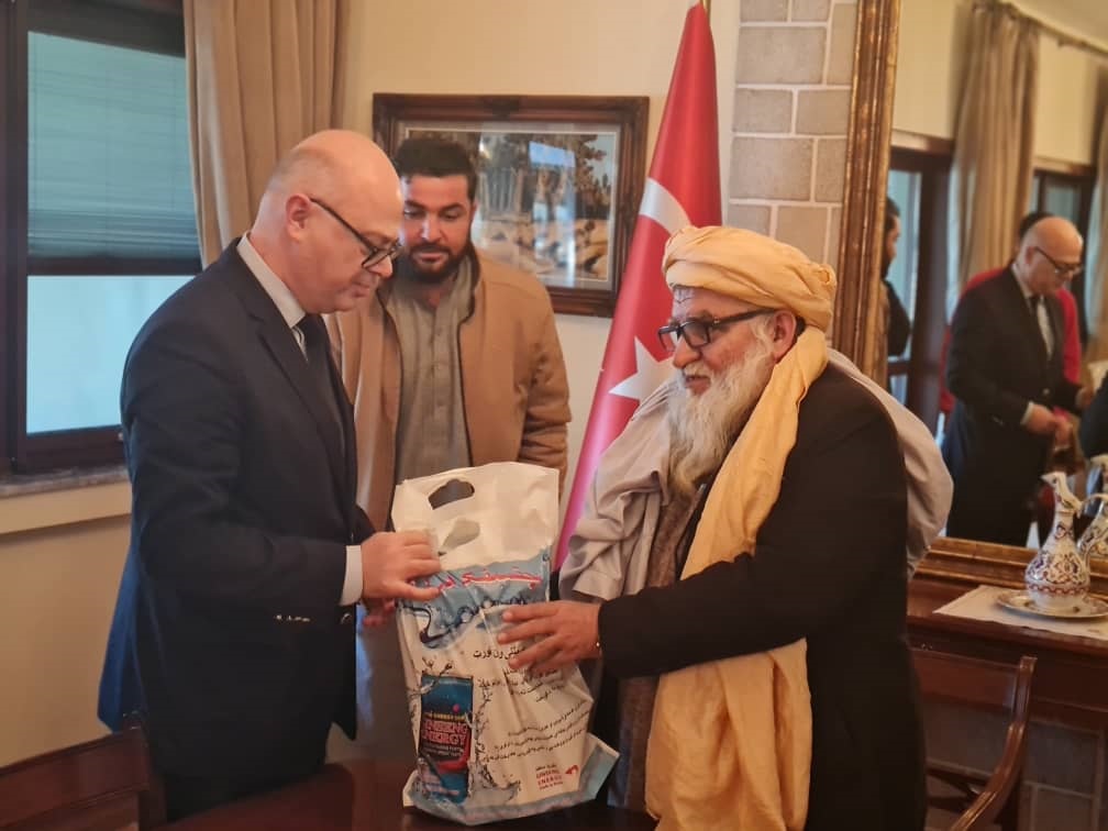 د افغاني سرې میاشتې د سرپرست عمومي په لاس د ترکیې له زلزله ځپلي ولس سره د اسلامي اُخوت، بشرپالنې، خواخوږۍ او دوستۍ پر بنسټ څلور نیم میلونه (۴۵۰۰۰۰۰) افغانۍ نغدي مرسته!