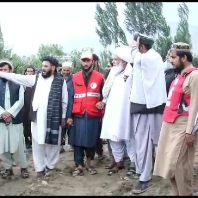 محترم ملا نورالدین ترابی معاون هلال احمر افغانی از خانواده های سیلاب زده در منطقه ارغندی ولسوالی پغمان ولایت کابل و بسیاری از قریه های دیگر از نزدیک دیدار نمود!