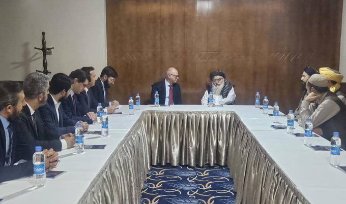 مولوی مطیع الحق خالص سرپرست هلال احمر افغانی، همرای جهاد ارگینای سفیر ترکیه در افغانستان، عبدالله دوندار مشاور وزارت داخله ترکیه، فاضل آکین رئیس تیکا، عبدالقادر بکیر اوغلو رئیس اداره امور مذهبی و فرید احمد ضیاء مسؤل هلال احمر ترکیه برای افغانستان!