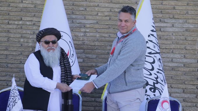 امروز به تاریخ ۳۰ ربیع الثانی از سوی هلال احمر کویت دو عراده موتر لندکروزر آمبولانس مجهز به تجهیزات صحی به ارزش مبلغ ۹۹۱۹۴ دالر آمریکا به منظور ارائه خدمات صحی به هلال احمر افغانی تسلیم داده شد!