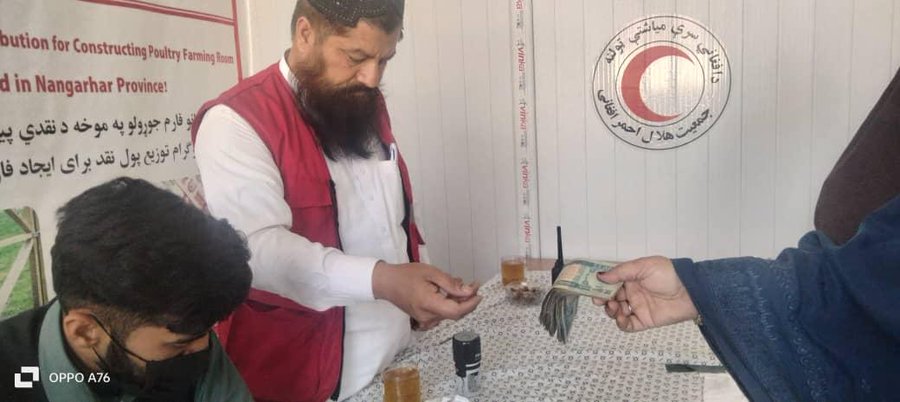 از سوی هلال احمر افغانی ۴۶۰۰۰۰ هزار افغانی پول نقد برای ۲۰ تن بیوه زنان بی سرپرست در مرستون زون شرق!
