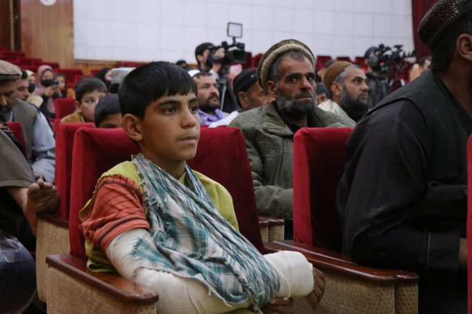  از سوی هلال احمر افغان ۷۴ کودک، در گروپ ۹۰، که بر اثر آتش سوزی شدید یا دچار مکروب استخوان شده بودند،به منظور تداوی رایگان به بنیاد خیریه دهکده صلح آلمان معرفی شدند!