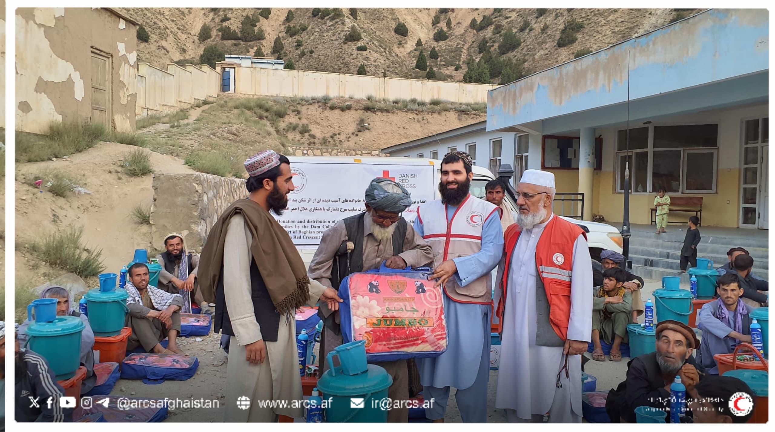 بغلان کې له ٨٠ سېلاب ځپلو  کورنیو سره مرسته وشوه