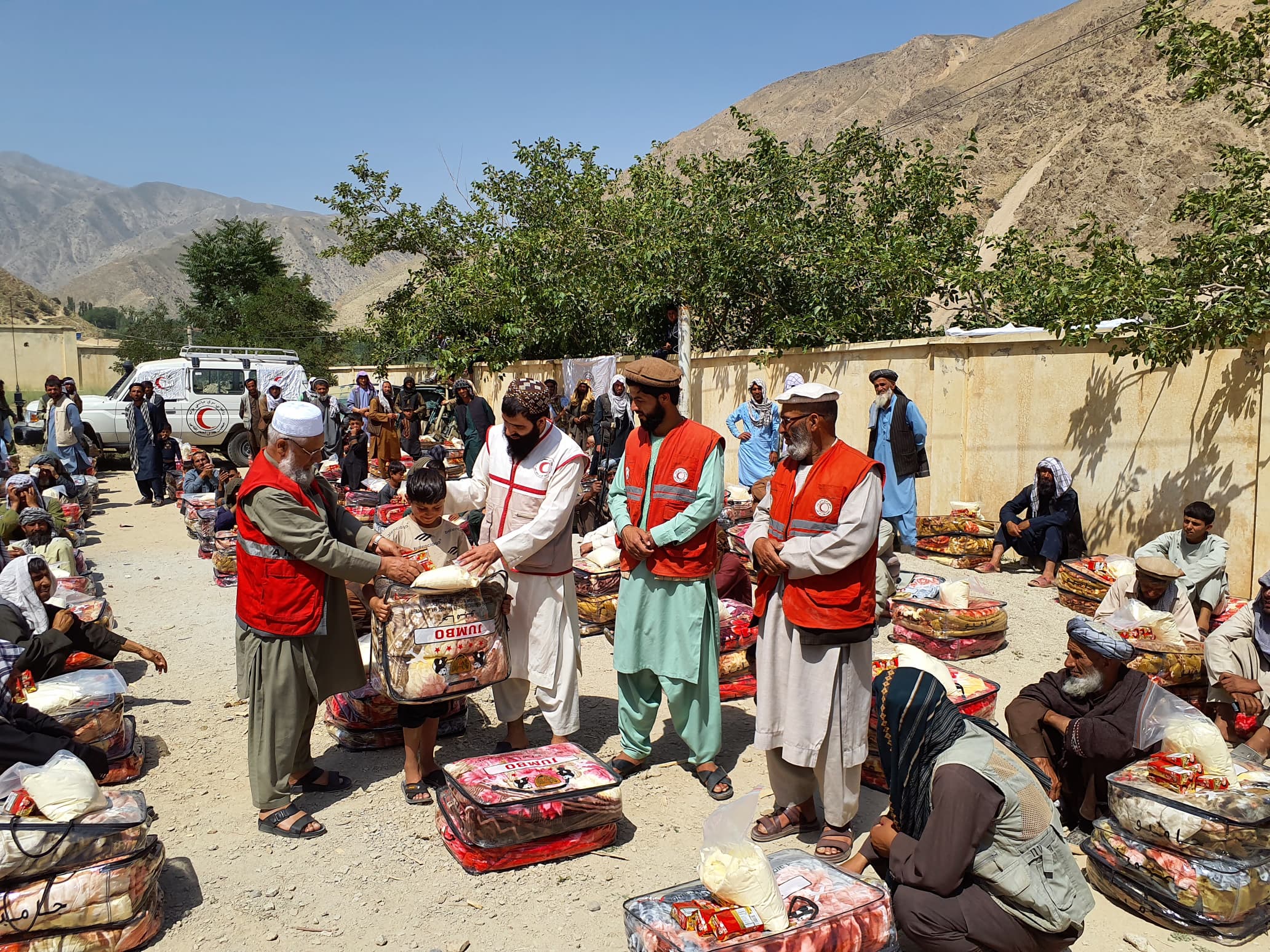 بغلان کې پر سېلاب ځپلو کورنیو د خوراکي او غیر خوراکي توکو مرسته ووېشل شوه