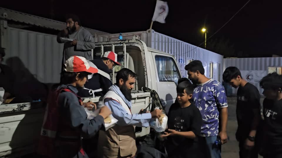 هرات اسلام قلعه؛ له ايران څخه ۶ زره راستانه شوو کډوالو ته خواړه او روغتيايي خدمتونه وړاندې شول