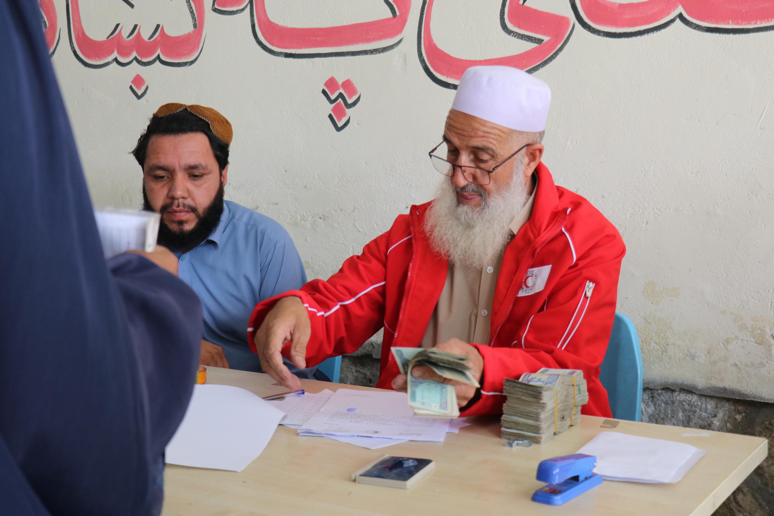 مرکزي مرستون کې پر ۵۹ بېرونيو مشمولينو (اړمنو او سوالګرو) کورنیو ۲۶۷ زره افغانۍ مرسته ووېشل شوه