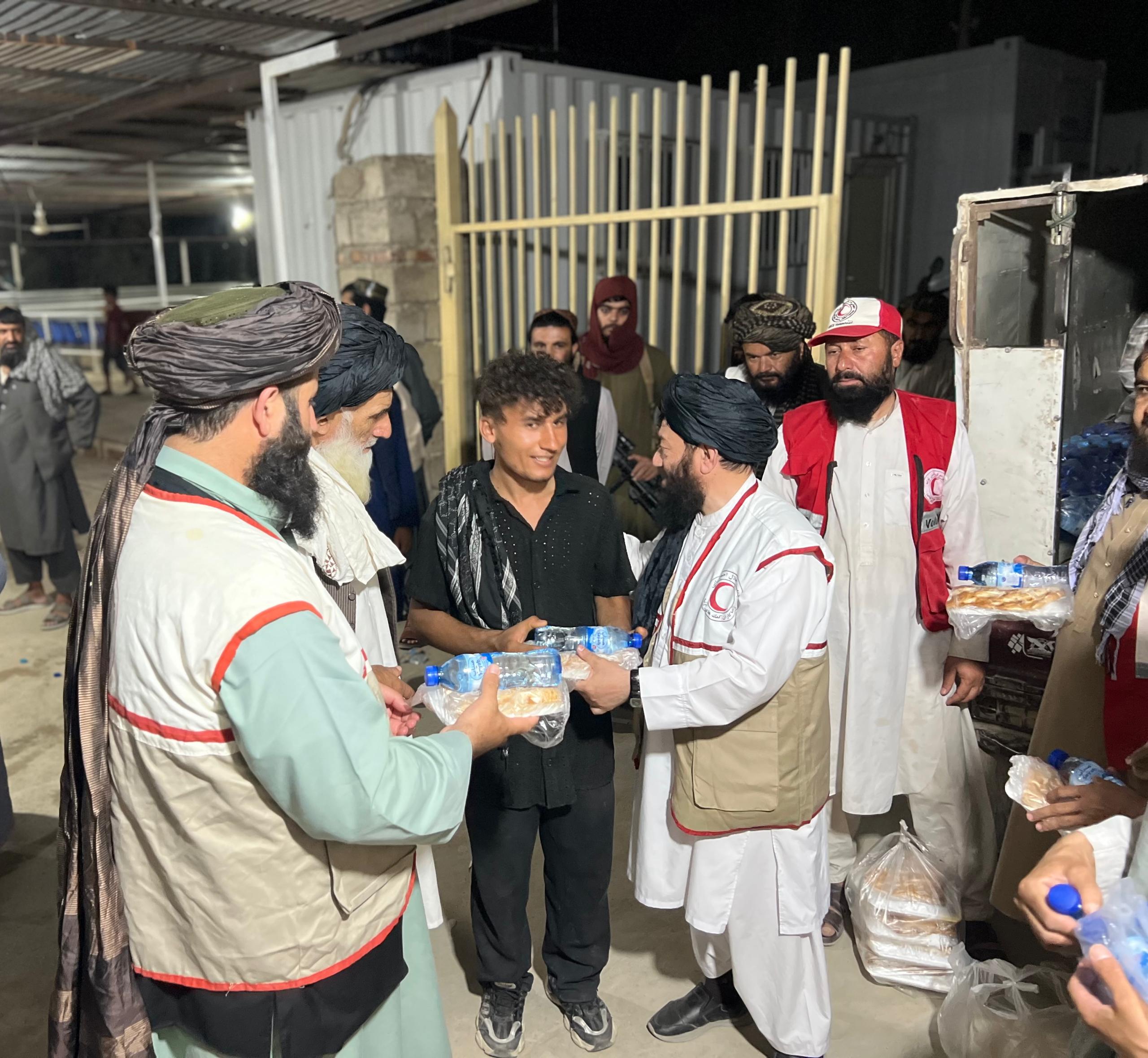 Nimroz: Hundreds of Returnees from Iran Receive Hot Meals and Medical Services