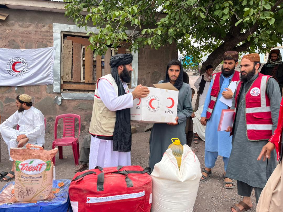 لوگر؛ هلال احمر افغانی به ۴۰ خانواده آسیب‌دیده از سیلاب کمک‌رسانی کرد