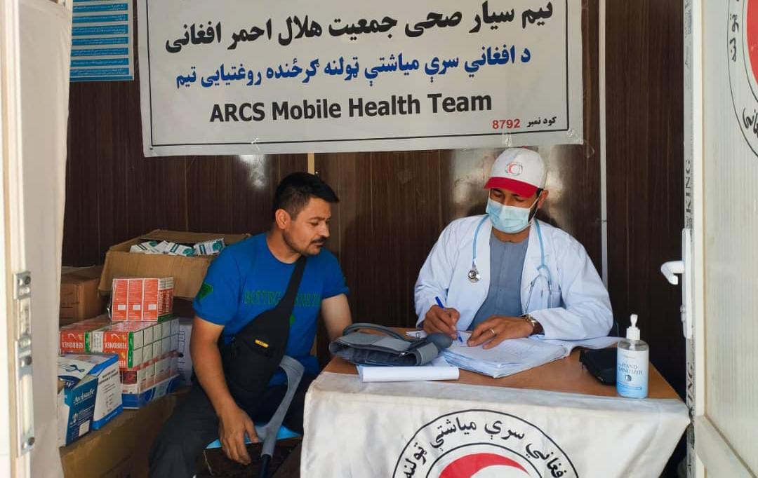 هلال احمر افغانی؛ هم‌زمان با توزیع غذای گرم، خدمات صحی به عودت‌کنندگان نیز ادامه دارد