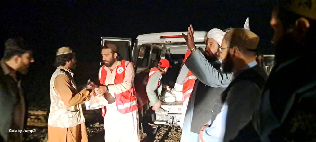 توزیع غذای گرم برای آسیب‌دیدگان سیلاب در ولسوالی ده‌سبز کابل