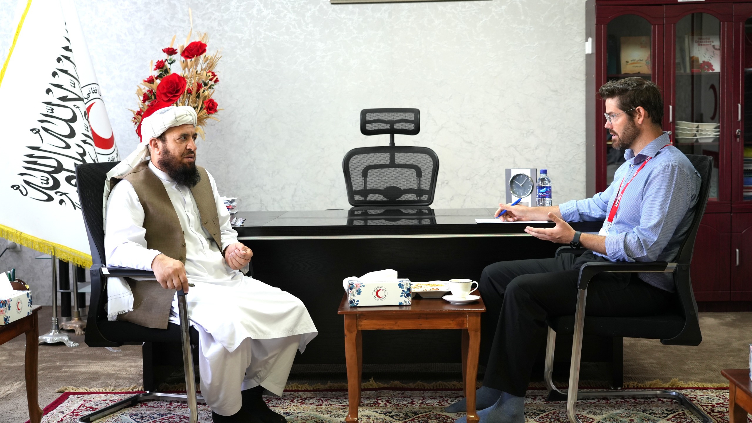 د افغاني سرې میاشتې مرستیال د افغانستان لپاره د برتانیې د سره صلیب له مسئول سره وکتل