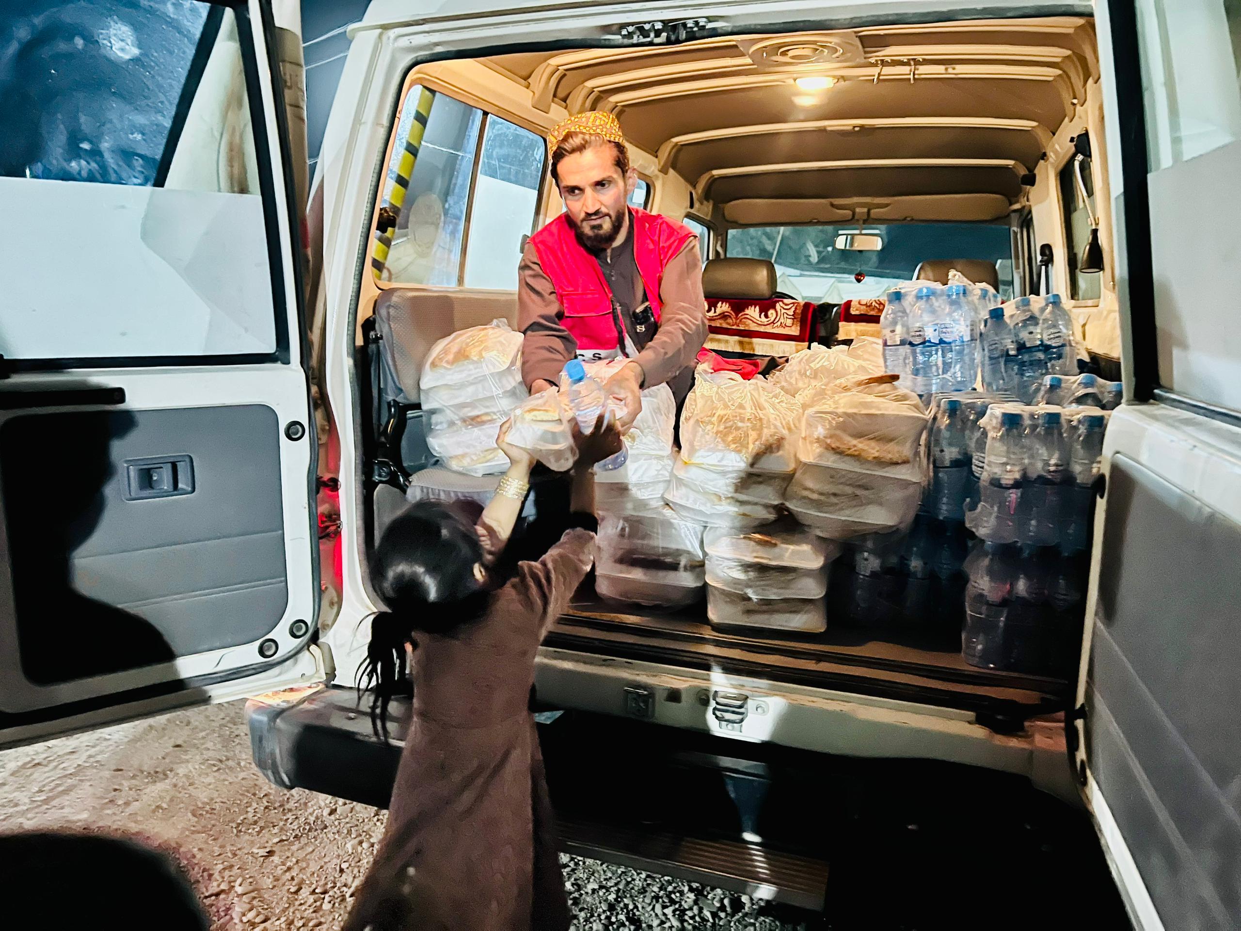 بنادر اسلام قلعه و میلک؛ هلال احمر افغانی به مهاجرین عودت‌کننده کمک‌های دوامدار ارائه می‌کند