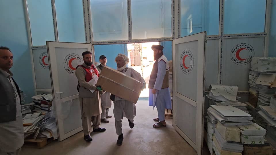 کمک مواد صحی و ادویه به ارزش بیش از ۵۰ هزار دالر آمریکایی به هلال‌احمر افغانی سپرده شد