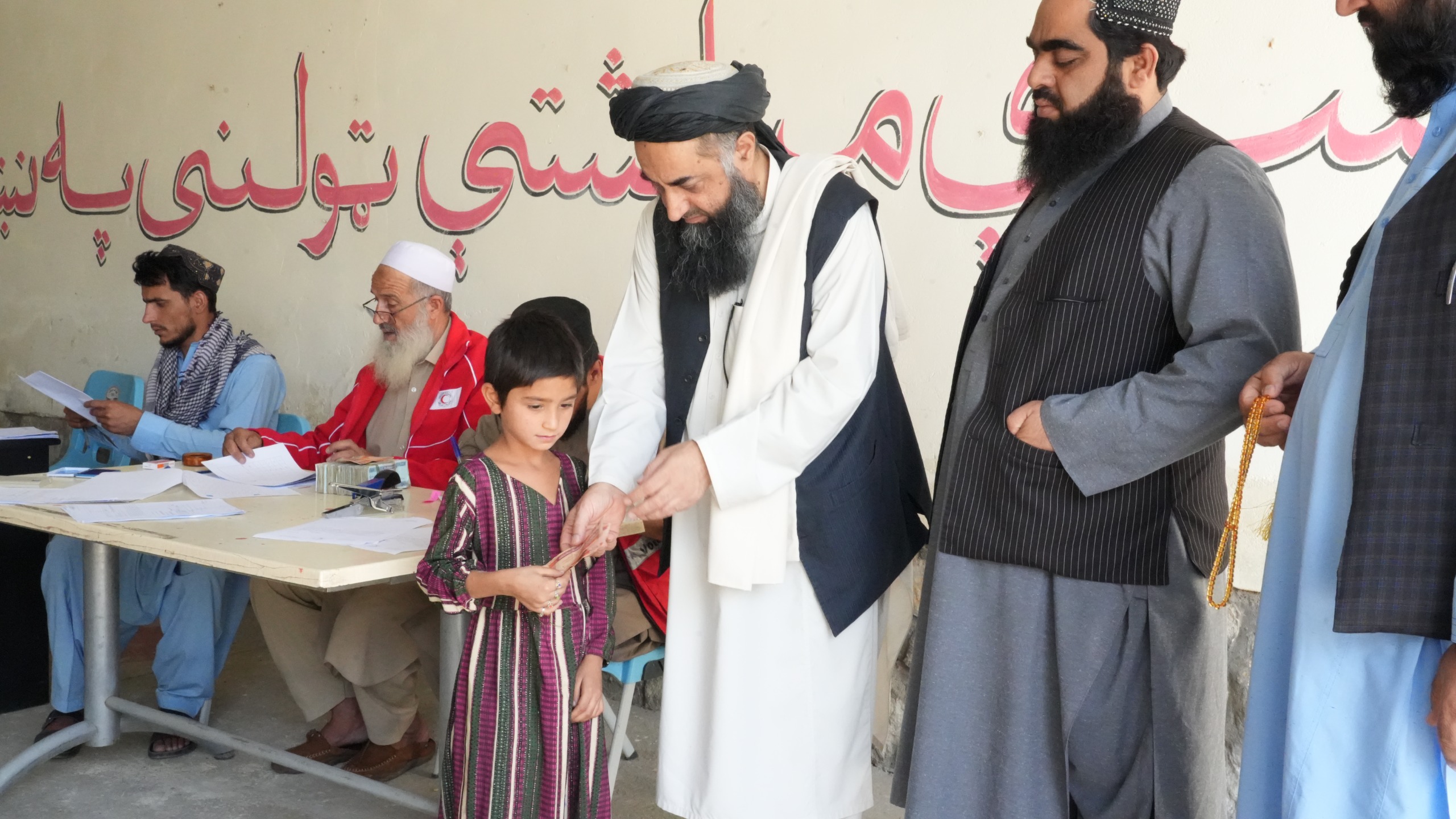 کابل؛ له سوال کولو څخه د مخنیوي په موخه له ۸۷ بېوزلو کورنیو سره نغدي مرسته وشوه