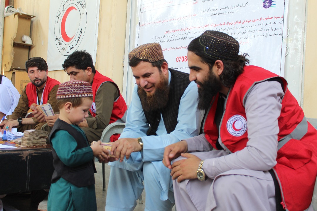 ننگرهار؛ سه‌ونیم میلیون افغانی برای مهاجرین عودت‌کننده توزیع شد