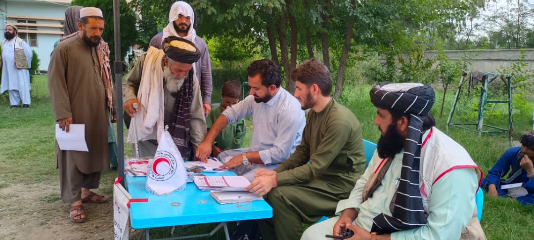 خوست کې له سېلاب ځپلو کورنیو سره نغدي مرسته وشوه