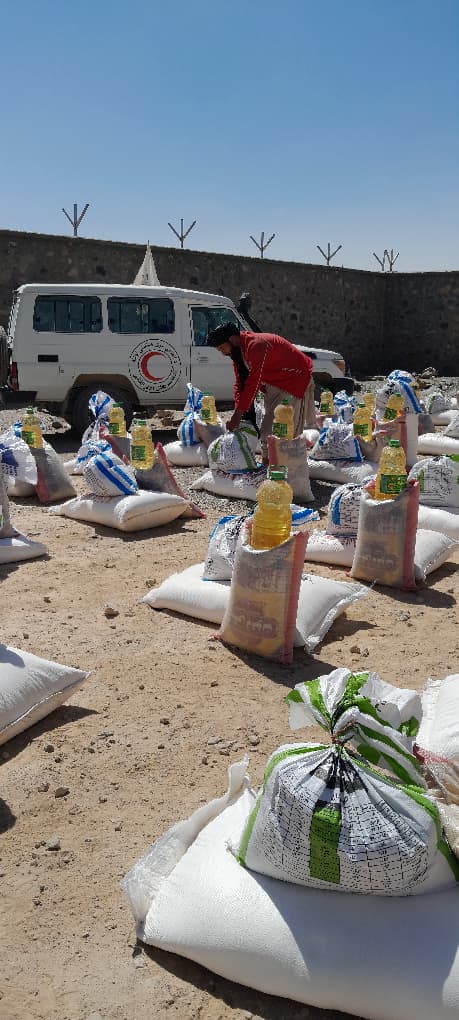 هلمند؛ اړمنو او بېوزلو کورنیو سره څه له پاسه ۹ ټنه د خوراکي توکو مرسته وشوه