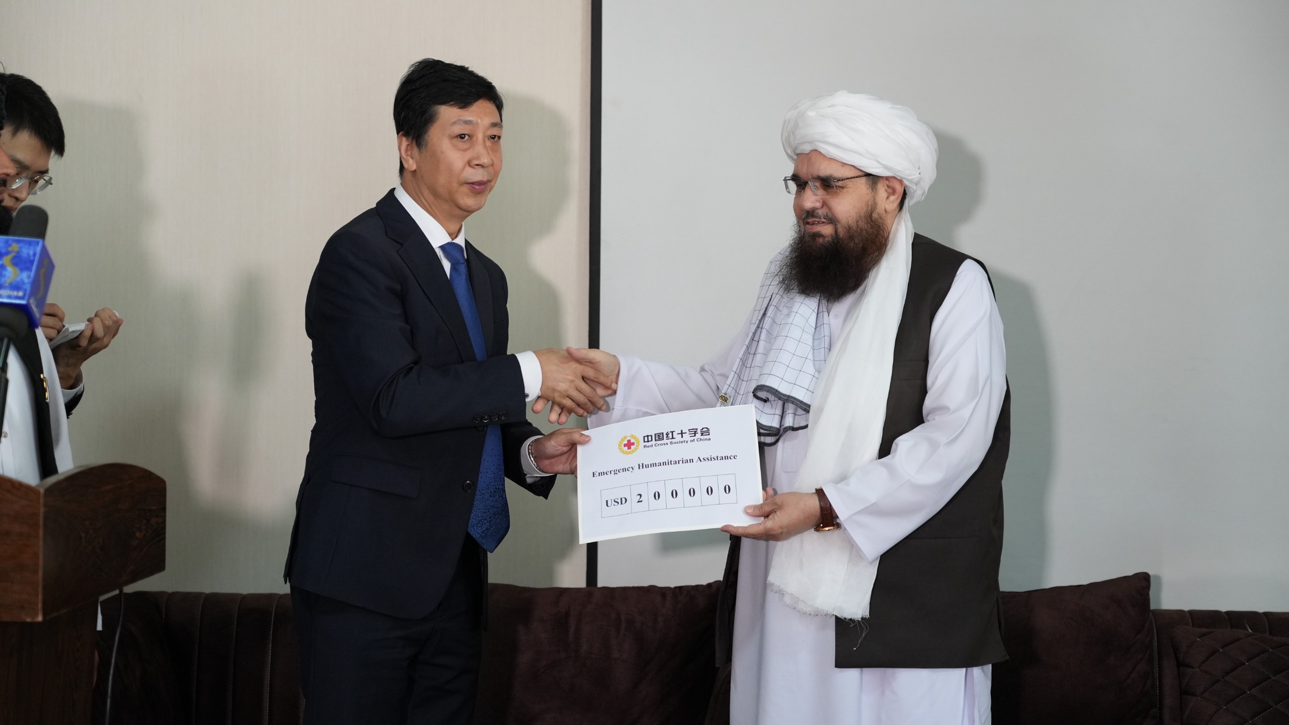 چین سره صلیب؛ افغاني سرې میاشتې سره د کونړ زلزله ځپلو لپاره ٢٠٠زره امريکايي ډالر مرسته وکړه