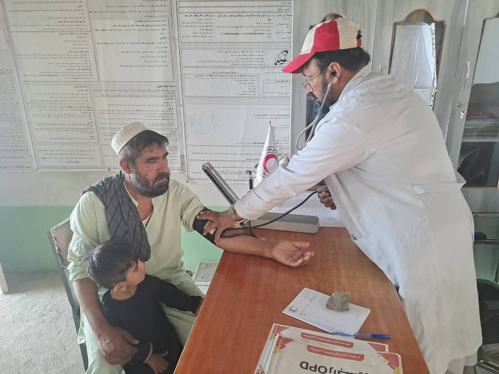 خوست؛ تېرو ٣٠ ورځو کې د زرګونو بېوزلو هېوادوالو روغتيايي ستونزو ته رسېدنه شوې ده