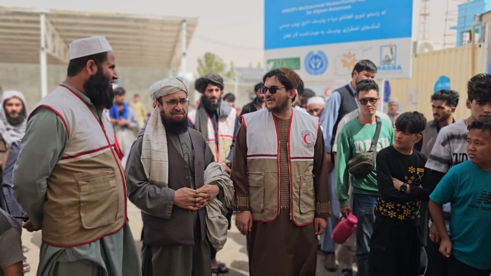 اسلامقلعه؛ معاون هلالاحمر افغانی روند کمکهای بشردوستانه به عودتکنندگان را ارزیابی نمود
