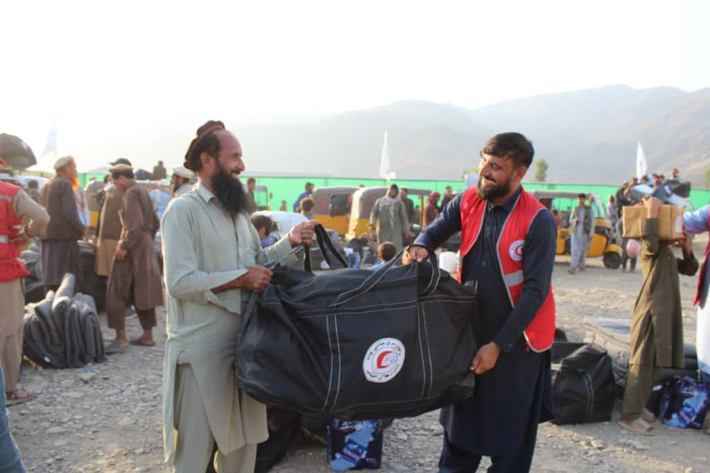 کونړ کې له ۲۱۸ زلزله ځپلو کورنیو سره د غیر خوراکي توکو مرسته وشوه