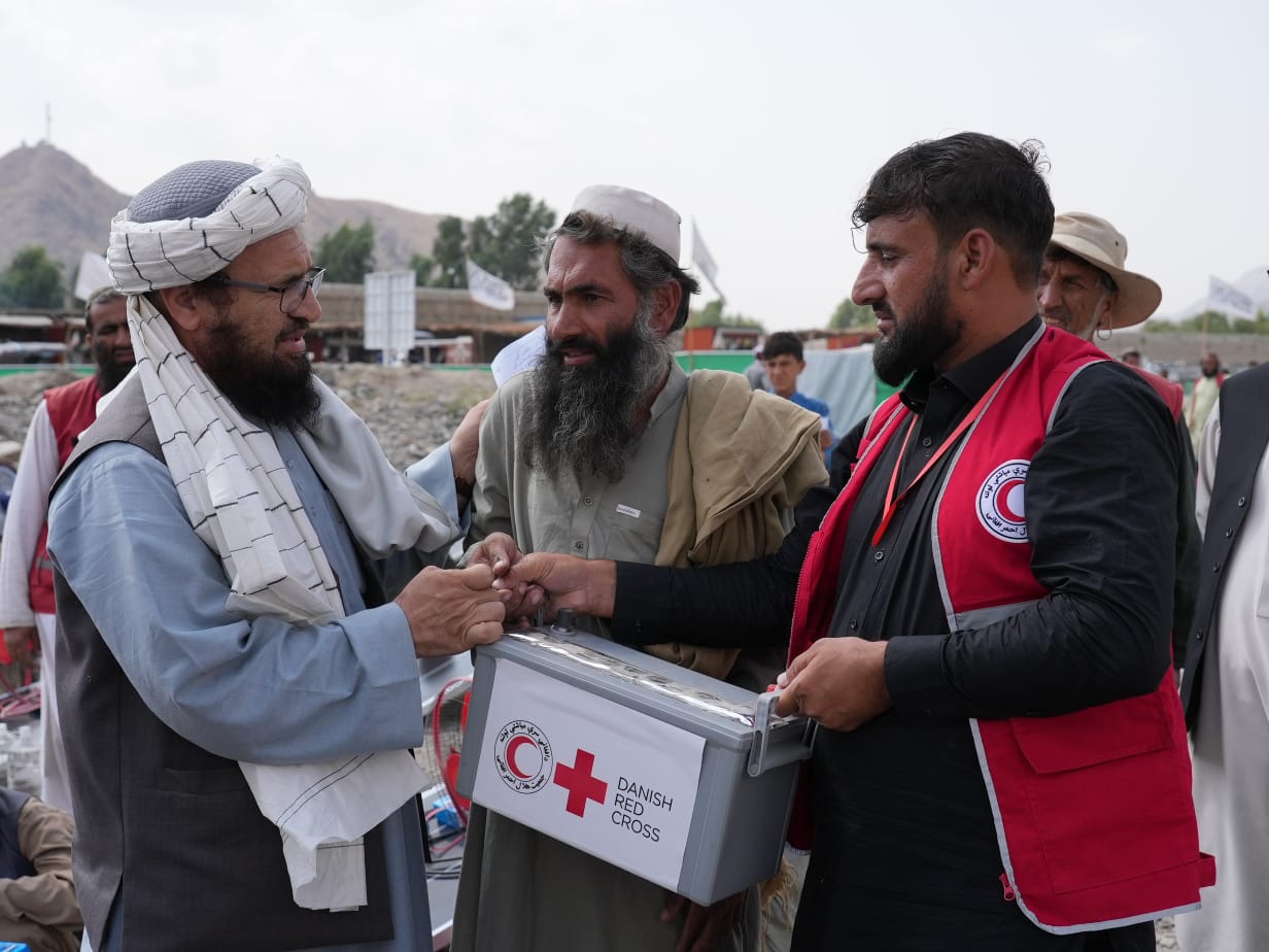 کنر؛ معاون هلال احمر افغانی از کمپ ساخته‌شده برای زلزله‌زدگان بازدید به عمل آورد