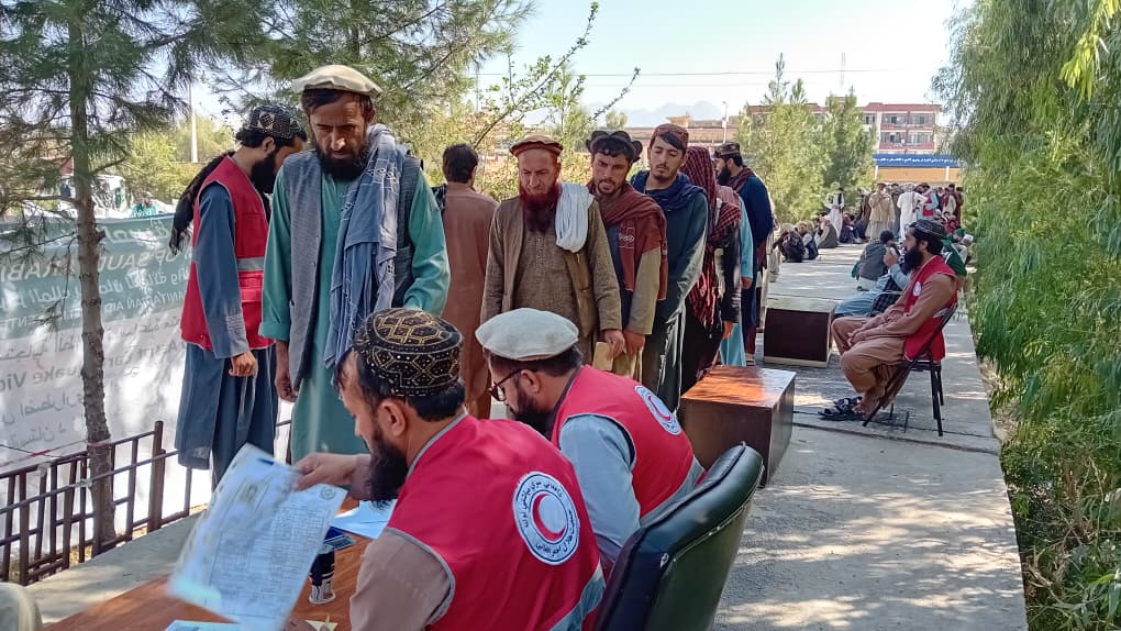 به ۲۵۰ خانواده زلزلهزده در لغمان کمک غیر خوراکی توزیع شد