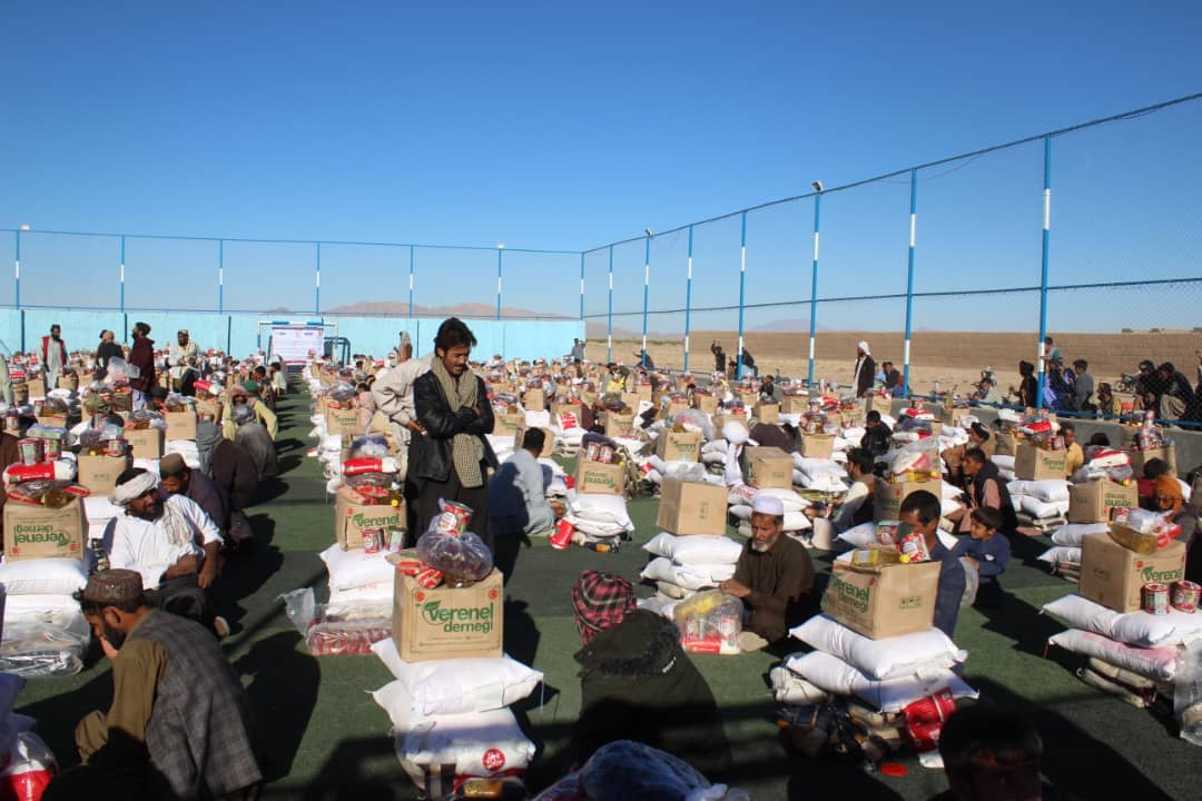 فراه کې له راستنو شوو کډوالو کورنیو سره څه باندې ۲۸ ټنه د خوراکي توکو مرسته وشوه