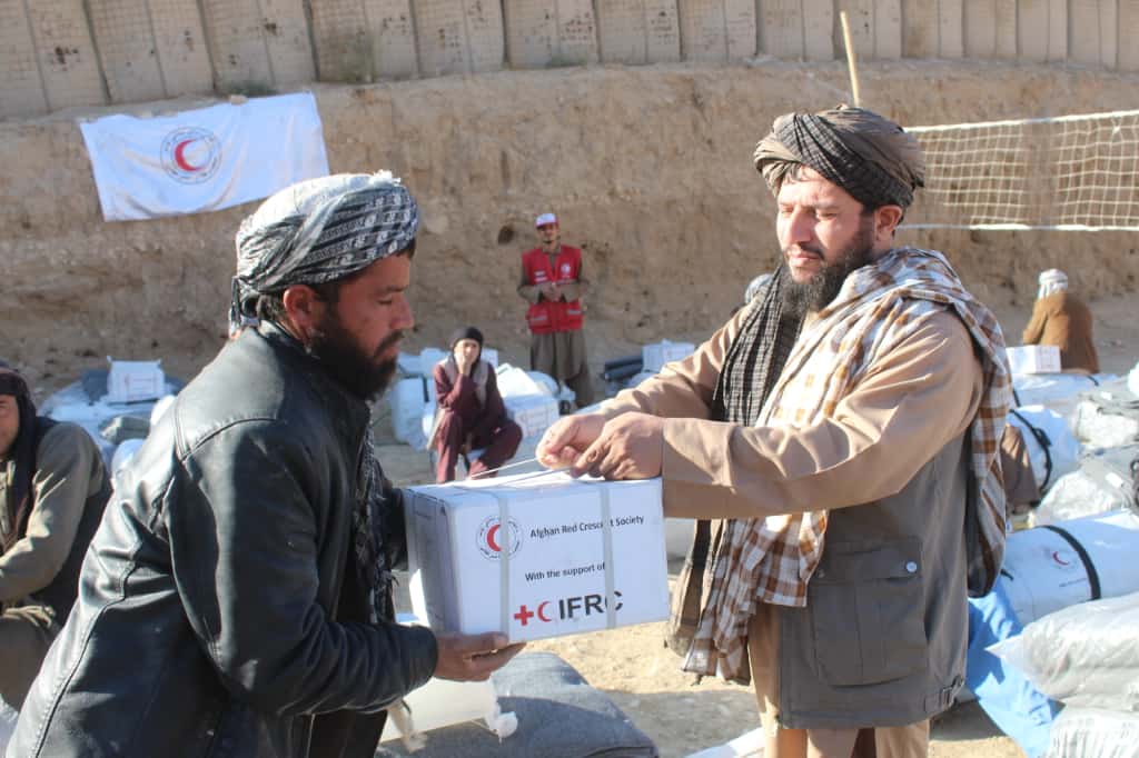 بلخ؛ له ۲۰۰ زلزله ځپلو کورنیو سره د غیر خوراکي توکو مرسته وشوه