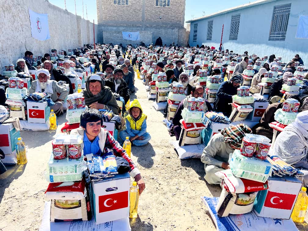 نیمروز؛ به ۳۵۰ خانواده نیازمند کمک غذایی و غیرغذایی توزیع شد