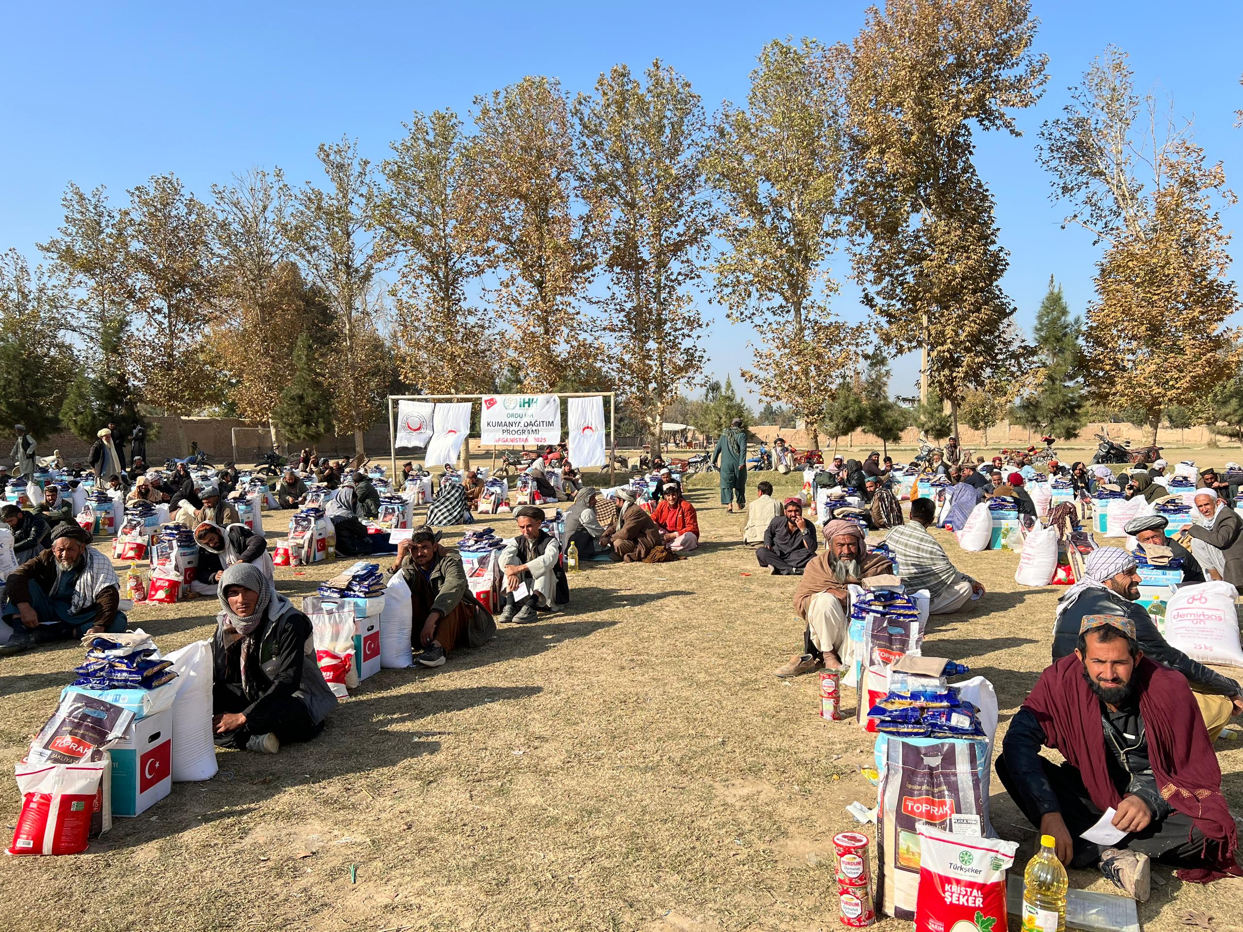 کمک‌های بشردوستانه به ۳۵۰ خانواده نیازمند و مهاجر در ولایت تخار توزیع شد