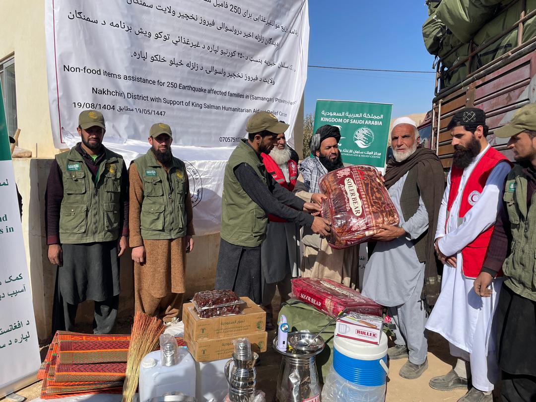 سمنګان کې له ۲۵۰ زلزله ځپلو کورنیو سره بشري مرسته وشوه