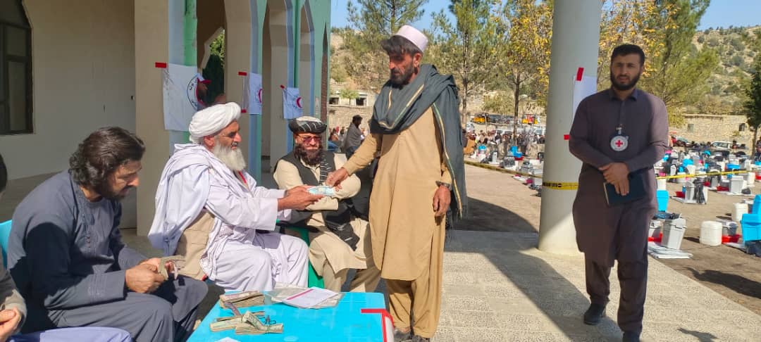 خوست؛ به ۴۳۰ خانواده بی‌جاشده کمک‌های نقدی و غیرخوراکی توزیع شد