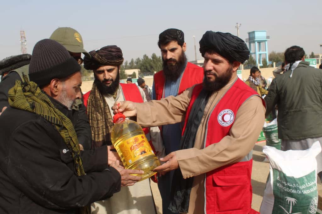 برای ۳۰۰ خانوادهٔ آسیب‌دیده از زلزله در بلخ کمک مواد غذایی توزیع شد