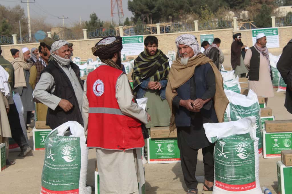 بلخ کې له ۳۰۰ زلزله ځپلو کورنیو سره د خوراکي توکو مرسته وشوه