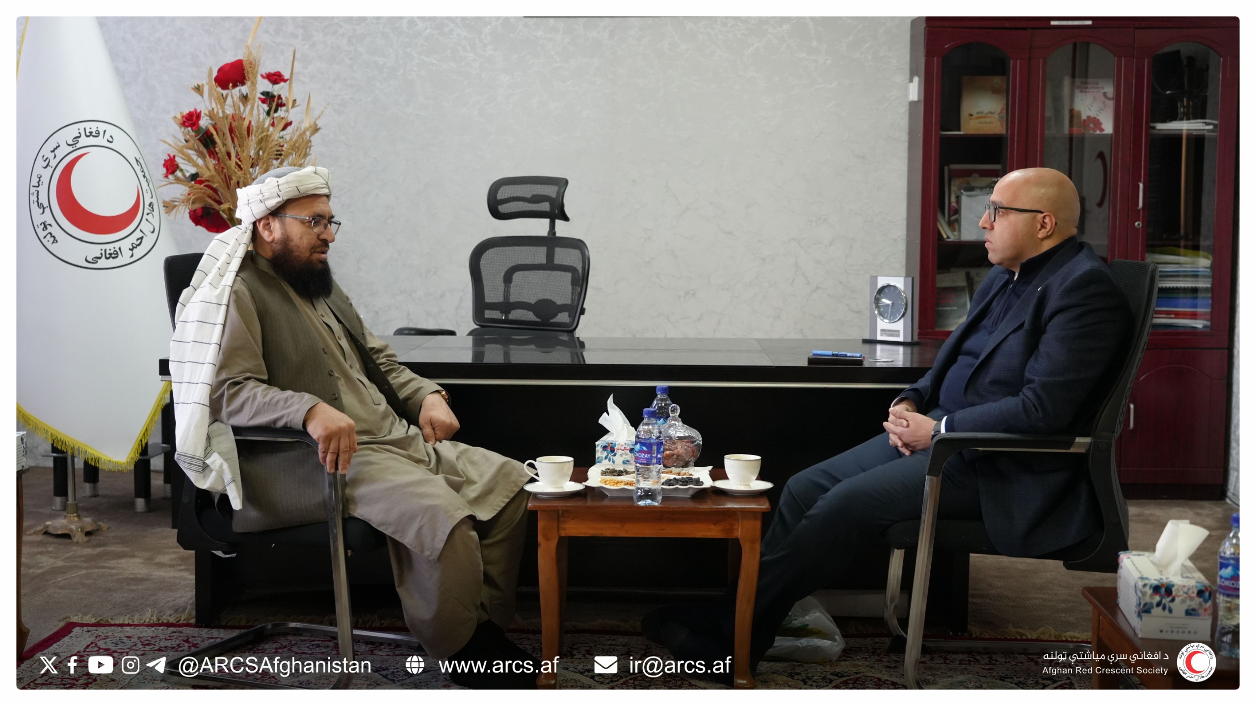 د افغاني سرې میاشتې مرستیال د نړیوال فدراسیون له مشر سره وکتل