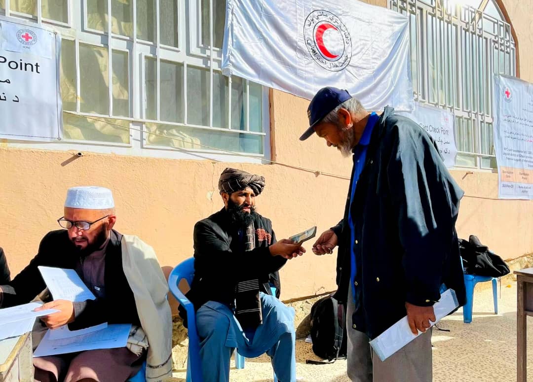 غزنی؛ به ۱۰۰۰ خانوادهٔ عودت‌کننده کمک نقدی توزیع شد