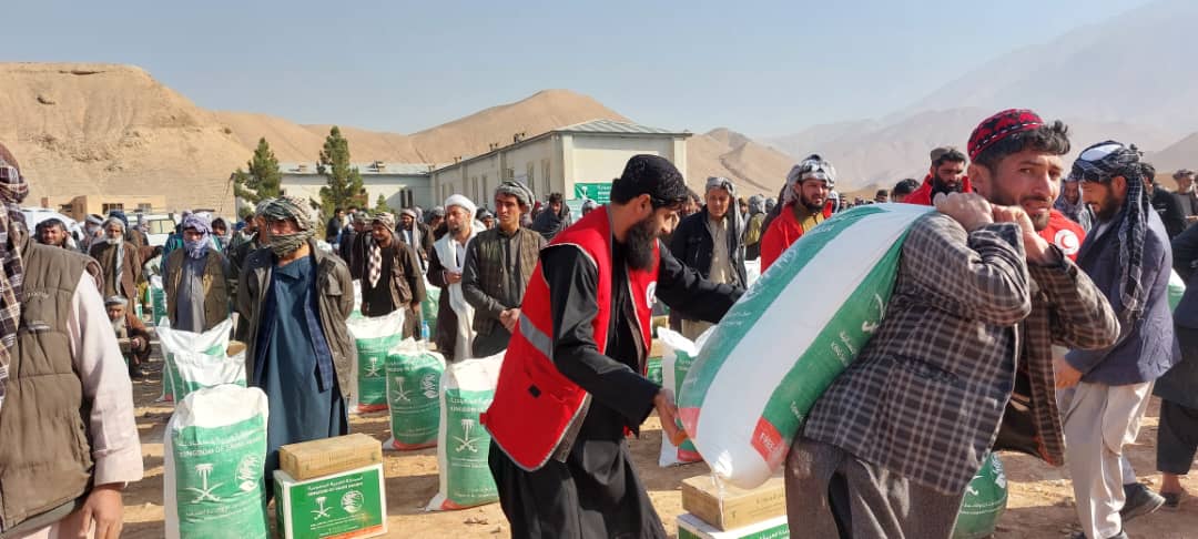 سمنګان؛ له ۴۰۰ زلزله ځپلو کورنیو سره د خوراکي توکو مرسته وشوه