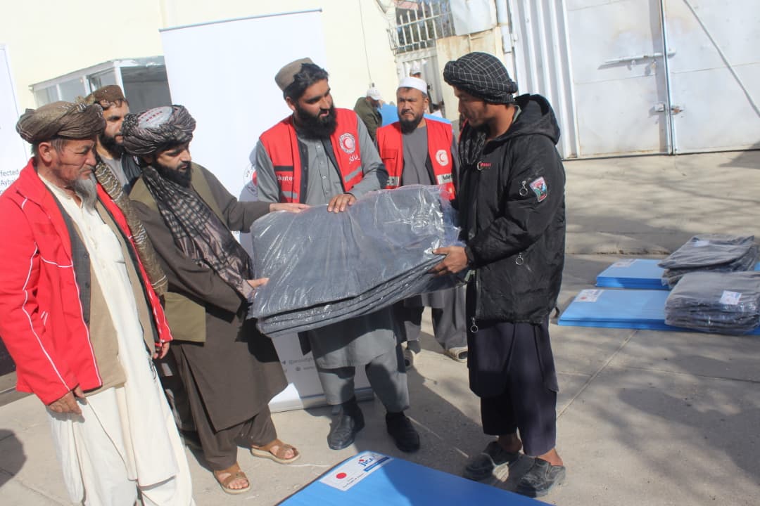 سمنګان؛ له ۹۰ زلزله ځپلو کورنیو سره د غیر خوراکي توکو مرسته وشوه