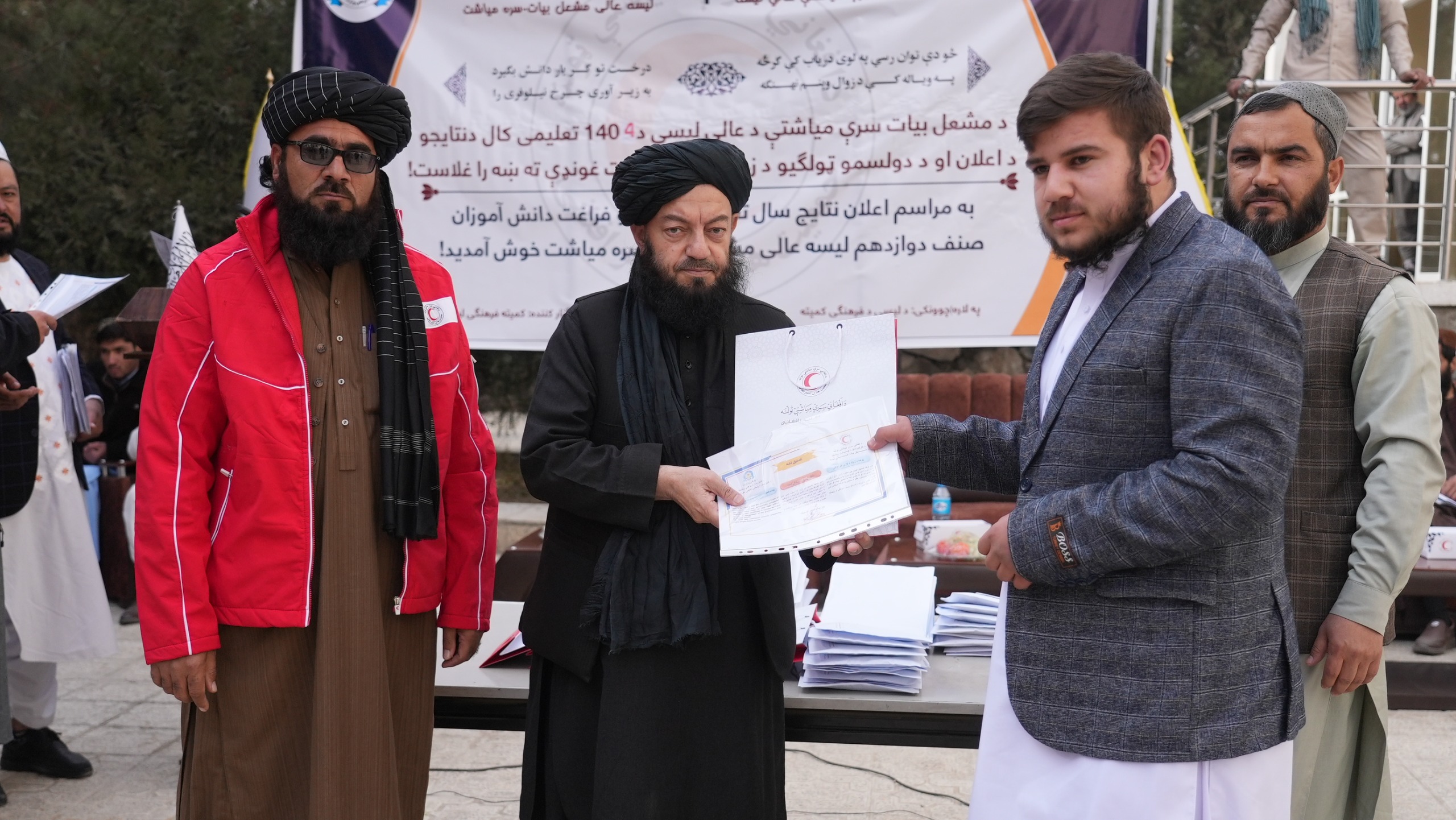 د افغاني سرې میاشتې له مشعل بیات ښوونځي څخه ۵۹ تنه زده کوونکي فارغ شول