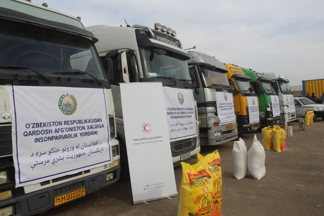 بلخ؛ د ازبکستان ۴۰۰ ټنه بشري مرسته افغاني سرې میاشتې ته وسپارل شوه