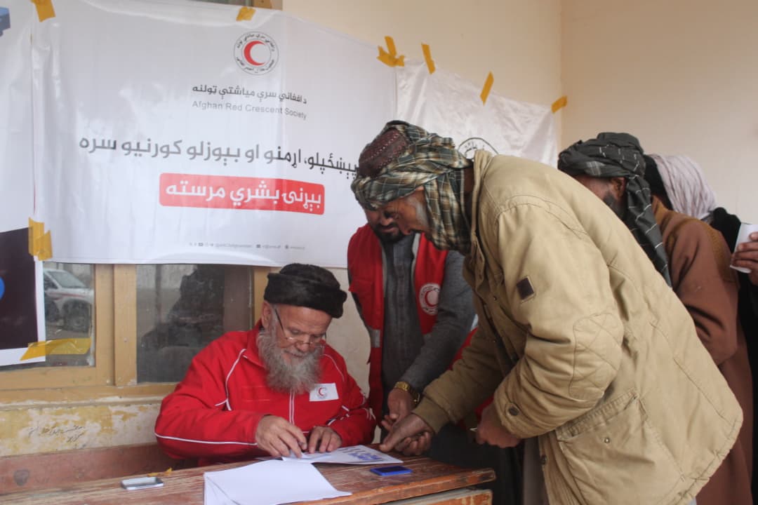 سمنګان کې له ۲۵۰ زلزله ځپلو کورنیو سره نغدي مرسته وشوه