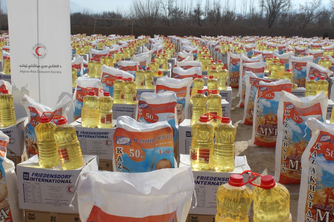 رسیدگی به زلزله‌زدگان در سمنگان؛ برای ۶۵۰ خانواده مواد غذایی توزیع شد