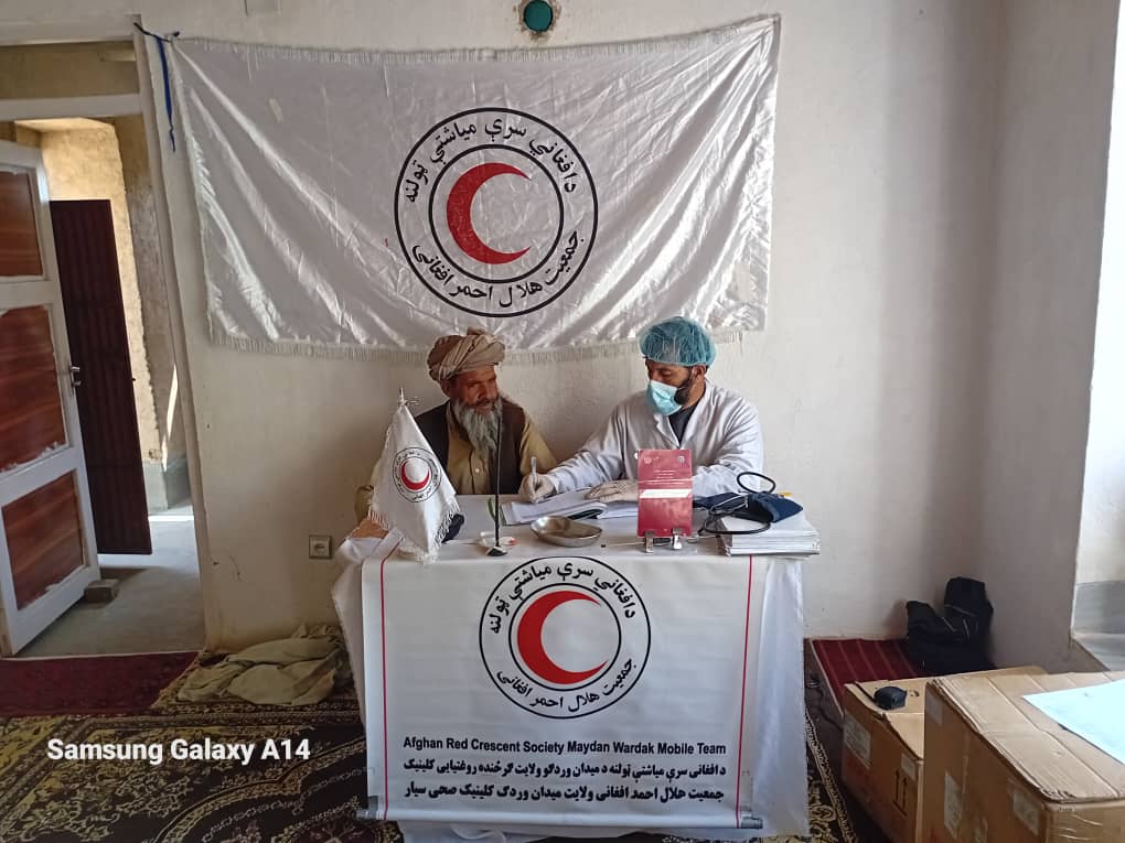 ميدان وردګ؛ څه باندې ۴ زره هېوادوالو روغتیايي ستونزو ته رسېدنه شوې ده