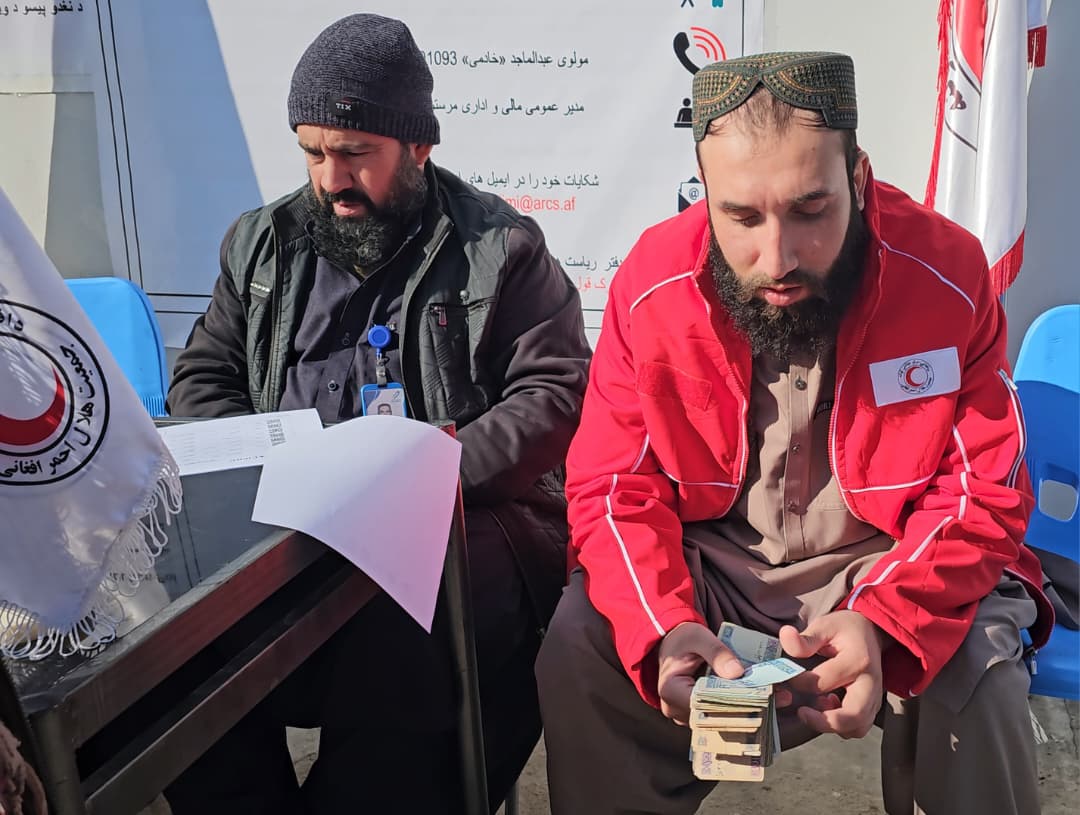 له مرستې تر ځان بسیاینې؛ په هرات او لوګر کې ۱۰۰ کورنیو سره نغدي مرسته وشوه