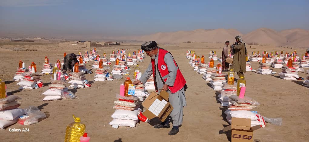 راستنېدونکي کډوال او لومړنۍ اړتیاوې؛ بادغیس کې ۱۰۰۰ کورنیو سره بېړنۍ مرسته وشوه