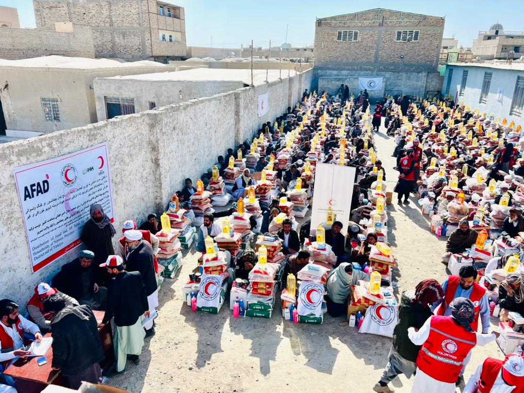 کډوالو سره دوامداره مرستې؛ نیمروز کې پر۱۰۰۰ کورنیو خوراکي او غیر خوراکي توکي ووېشل شول