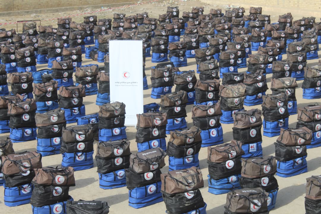 له زلزلې وروسته د ژمي ساړه؛ بلخ کې ۶۵۰ زلزله ځپلو کورنيو ته ژمني توکي ورکړل شول