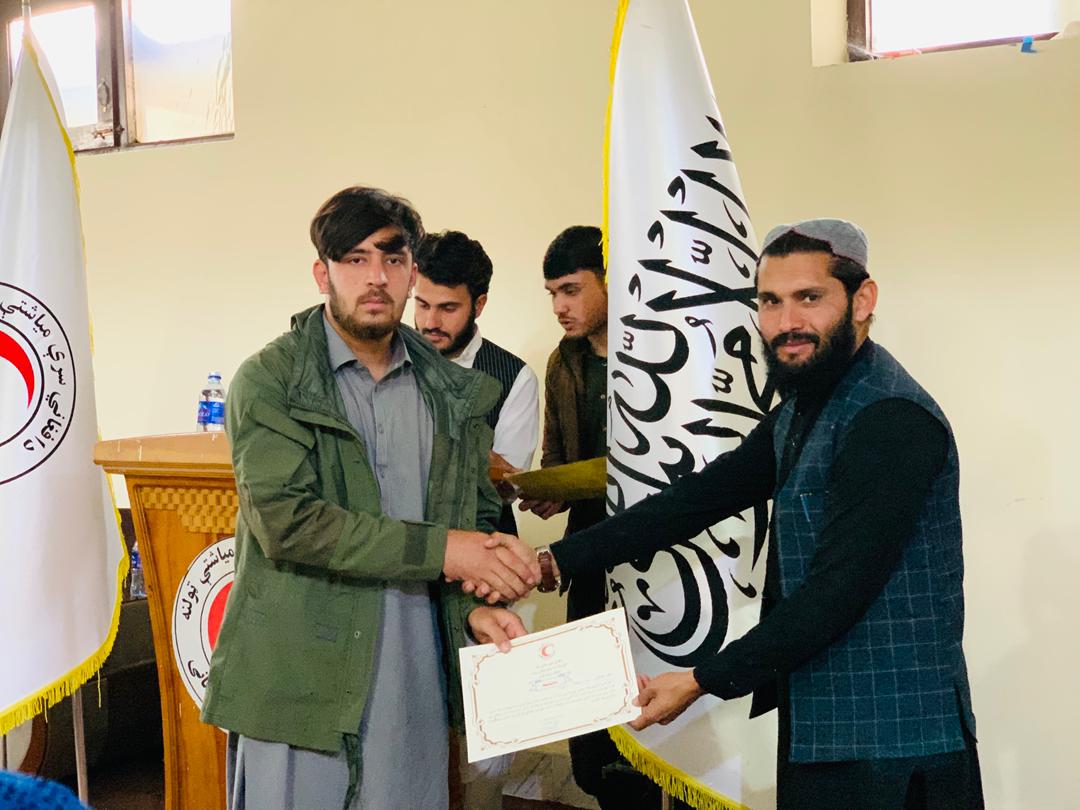 آموزش رایگان و آینده‌ای روشن؛ ۱۵۰ دانش‌آموز از مرکز آموزشی هلال‌احمر افغانی در کنر فارغ شدند